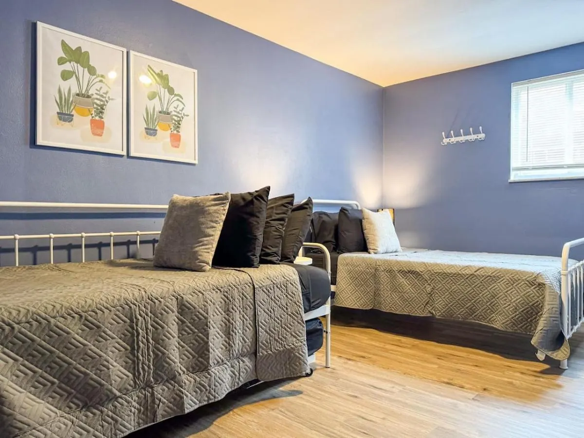 8 Large Apartments With 12 Bedrooms And Parking And Wifi Pittsburgh