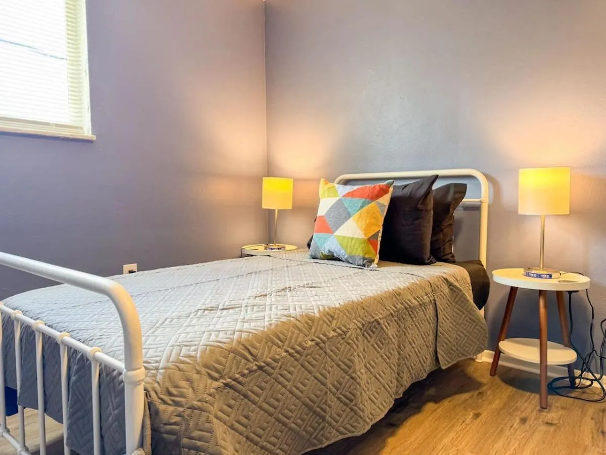 Holiday home 8 Large Apartments With 12 Bedrooms And Parking And Wifi Pittsburgh United States