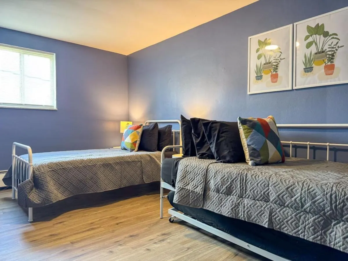 Holiday home 8 Large Apartments With 12 Bedrooms And Parking And Wifi Pittsburgh