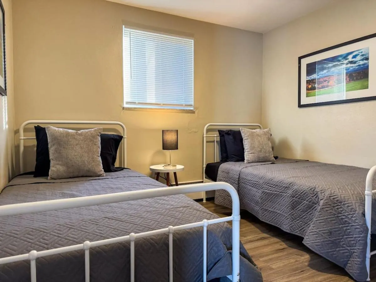 Holiday home 8 Large Apartments With 12 Bedrooms And Parking And Wifi Pittsburgh