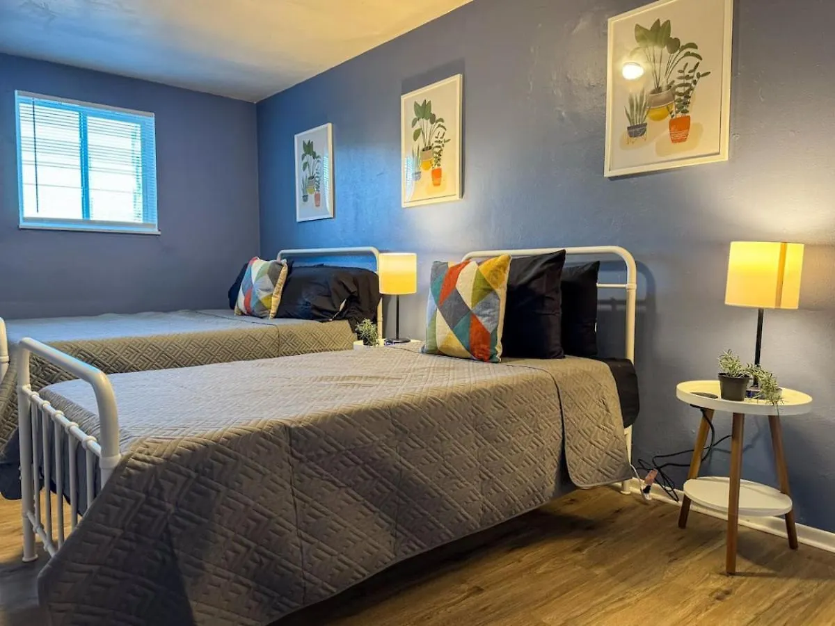 Holiday home 8 Large Apartments With 12 Bedrooms And Parking And Wifi Pittsburgh