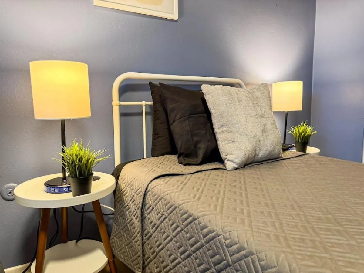 Holiday home 8 Large Apartments With 12 Bedrooms And Parking And Wifi Pittsburgh